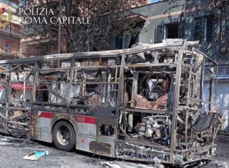 Roma, bus a fuoco: bruciate anche un’auto in sosta, gazebo e alberi