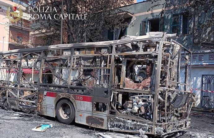 Roma, bus a fuoco: bruciate anche un’auto in sosta, gazebo e alberi