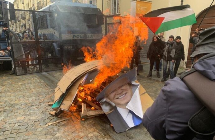 G7, corteo di protesta a Torino: manifestanti bloccano tangenziale