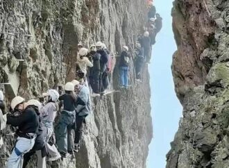 Cina, Monte Yandang: bloccati in fila sulla parete ore di paura per decine di turisti