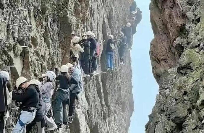 Cina, Monte Yandang: bloccati in fila sulla parete ore di paura per decine di turisti