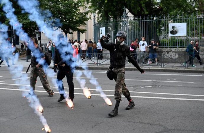 Elezioni Francia, scontri a Parigi tra polizia e estremisti sinistra