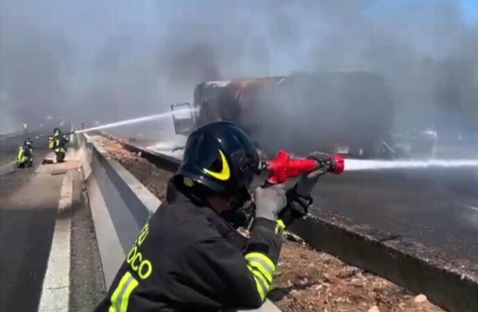 Frontale auto-camion su A10, esplode autocisterna: un morto e 13 intossicati