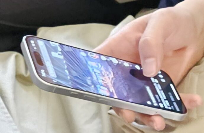 Social network e minori: cosa prevede la legge in Francia e in Europa?