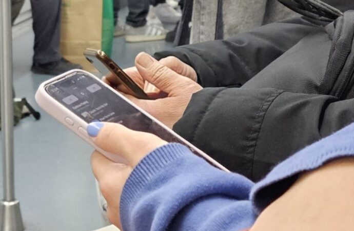 Pornografia e minori: un clic di troppo. E gli algoritmi fanno il resto