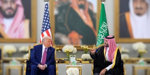 Trump inizia dall’Arabia Saudita il suo tour di scambio miliardario nel Golfo