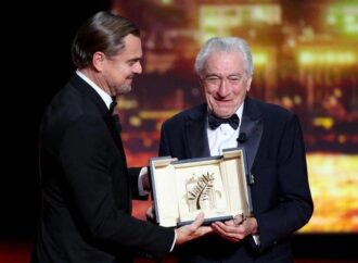 Cannes, DiCaprio consegna Palma d’Oro a De Niro: attacco a Trump dal palco