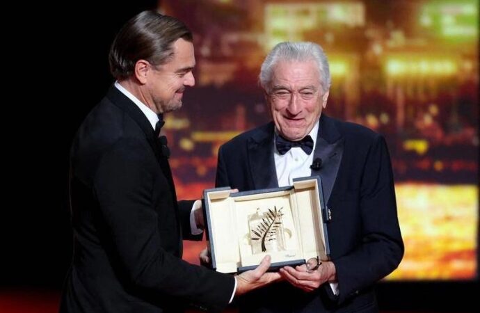 Cannes, DiCaprio consegna Palma d’Oro a De Niro: attacco a Trump dal palco