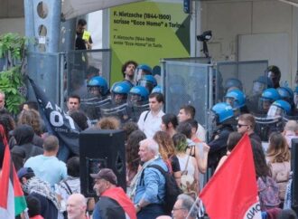 Torino, protesta attivisti Pro Pal al Salone del Libro, tensioni