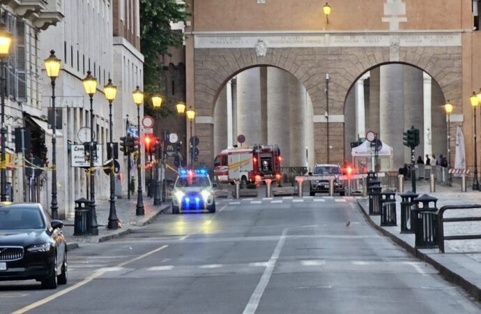 San Pietro blindata, varchi e controlli oltre 30 mila persone per prima fumata