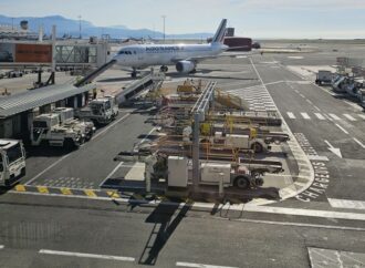 La guerra di Israele paralizza il trasporto aereo nel Medio Oriente