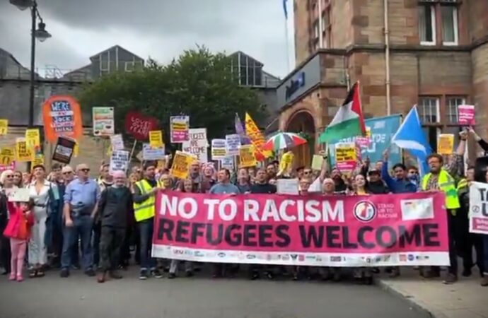 Regno Unito: proteste su immigrazione, polizia separa i manifestanti