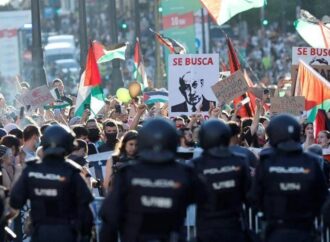 Madrid, protesta proPal, scontri e cariche. Annullata ultima tappa della Vuelta