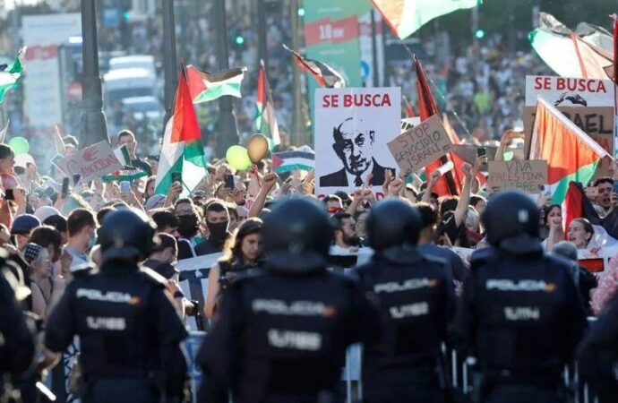 Madrid, protesta proPal, scontri e cariche. Annullata ultima tappa della Vuelta