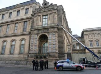 Parigi, Louvre: rubati i gioielli di Napoleone, uno è stato ritrovato