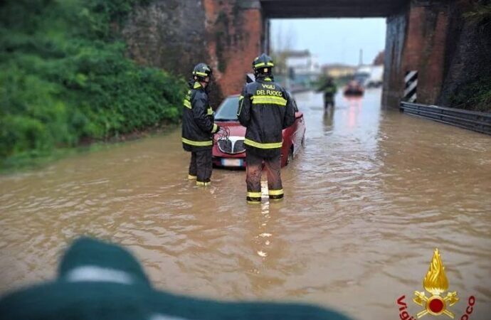 Maltempo in Toscana, a Pistoia evacuata una scuola