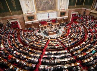 Francia, assemblea nazionale approva sospensione riforma pensione