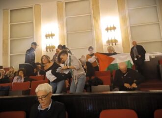 Milano, protesta in Consiglio comunale contro gemellaggio con Tel Aviv