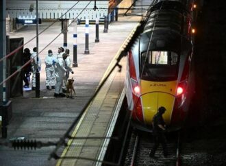 Regno Unito, accoltellamento sul treno per Huntingdon, 10 feriti, nove gravi