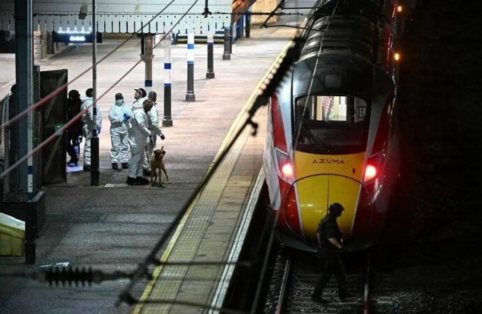 Regno Unito, accoltellamento sul treno per Huntingdon, 10 feriti, nove gravi