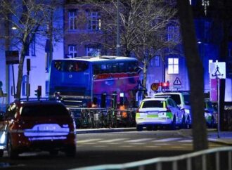 Stoccolma, autobus travolge cinque persone alla fermata: morti e feriti