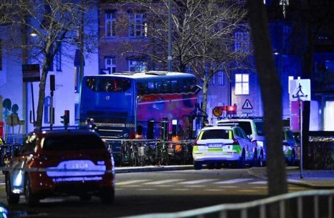 Stoccolma, autobus travolge cinque persone alla fermata: morti e feriti
