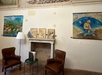 Arte azerbaigiana in Italia, “le leggende del colore blu” di Siruz Mirzazadeh