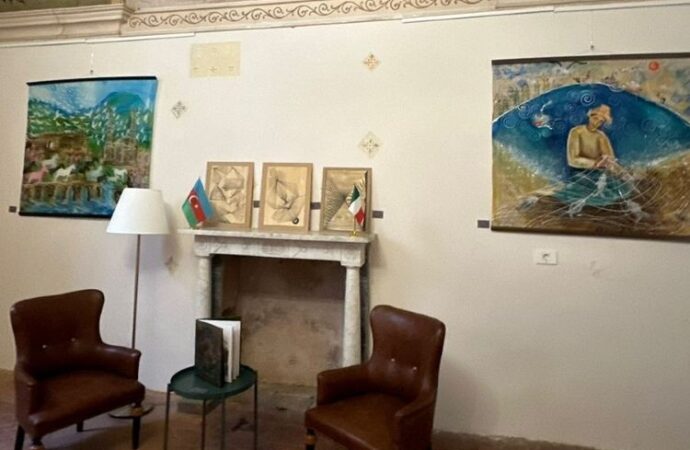 Arte azerbaigiana in Italia, “le leggende del colore blu” di Siruz Mirzazadeh