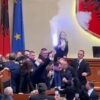 Albania, tensioni al Parlamento: petardi e bottiglie d’acqua contro il presidente