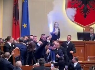 Albania, tensioni al Parlamento: petardi e bottiglie d’acqua contro il presidente