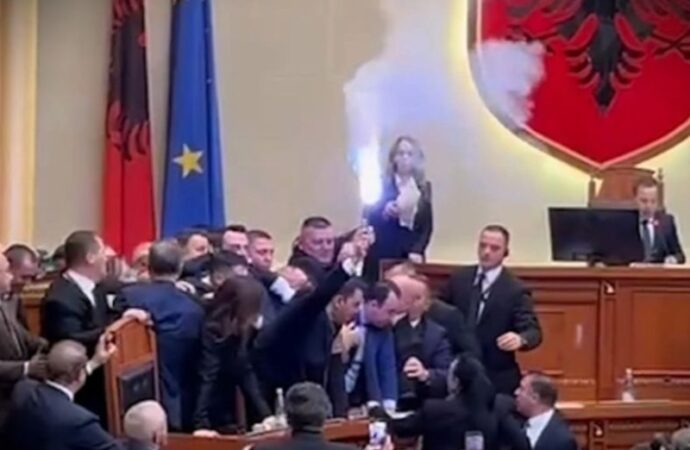 Albania, tensioni al Parlamento: petardi e bottiglie d’acqua contro il presidente