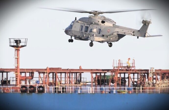 Francia, Macron: “Fermata una nave petroliera russa nel Mediterraneo”