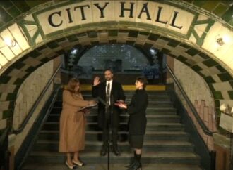 Zohran Mamdani giura da sindaco di New York tra folla e promesse di equità