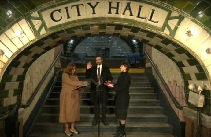 Zohran Mamdani giura da sindaco di New York tra folla e promesse di equità