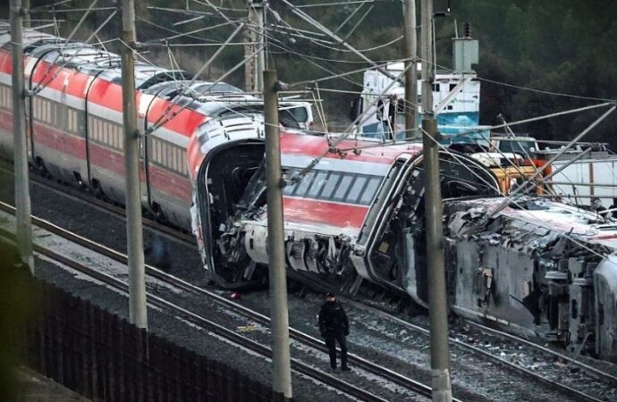 Spagna, 39 morti in un scontro tra due treni ad alta velocità