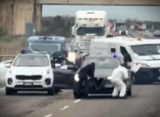 Brindisi, assalto a portavalori su statale per Lecce: mezzi in fiamme e sparatoria