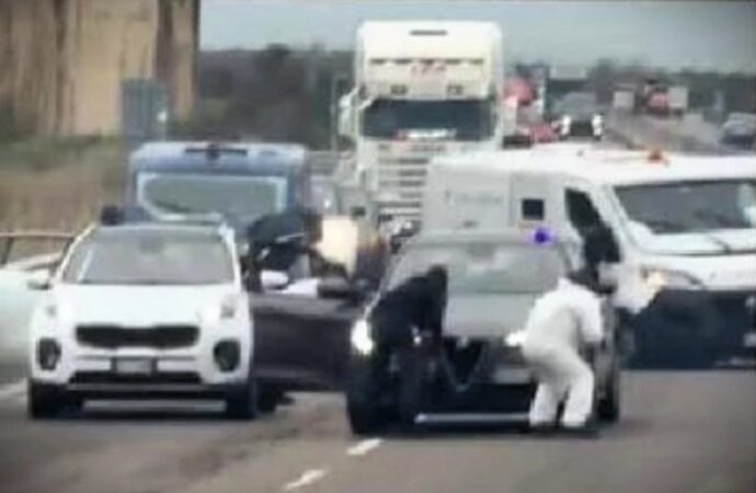 Brindisi, assalto a portavalori su statale per Lecce: mezzi in fiamme e sparatoria