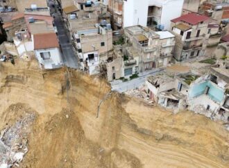 Frana Niscemi, palazzina di tre piani crolla nel precipizio: era nella zona rossa