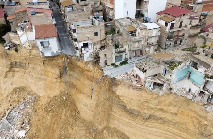 Frana Niscemi, palazzina di tre piani crolla nel precipizio: era nella zona rossa