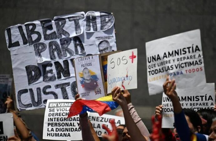 Venezuela, approvata l’amnistia per i prigionieri politici: libero l’alleato di Machado