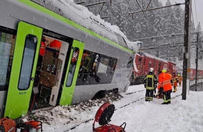 Svizzera, treno deraglia nel canton vallese: 5 i feriti